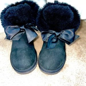 Ugg Boots: Short Black with front Bow Size 8 (US)